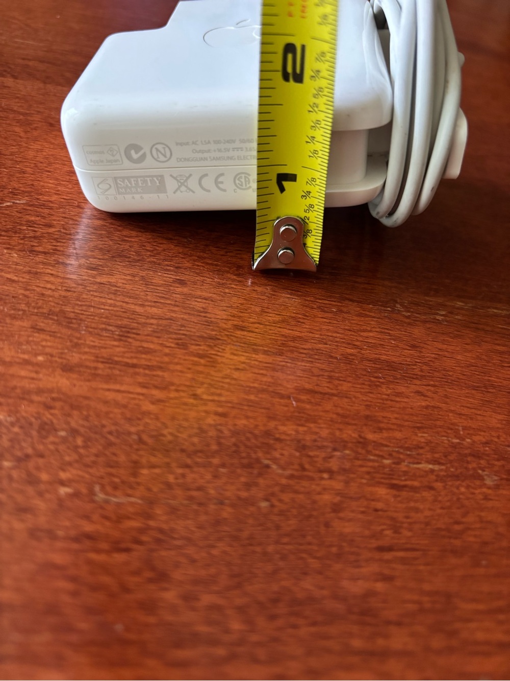 Apple MagSafe power adapter with a fold-out wall plug duckhead attachment - Picture 10 of 10